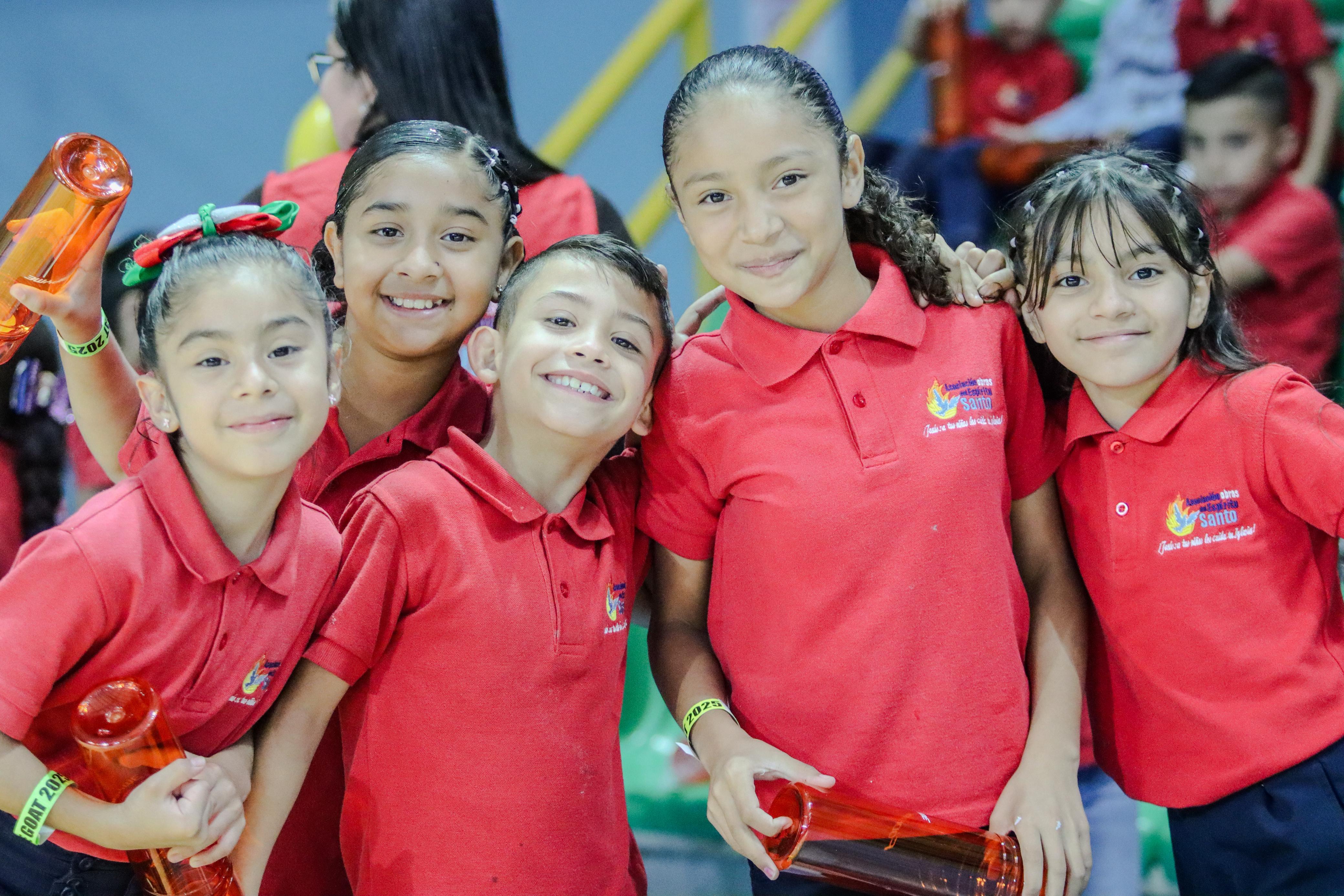 Niños y niñas del programa posando juntos con sus uniformes en Costa Rica