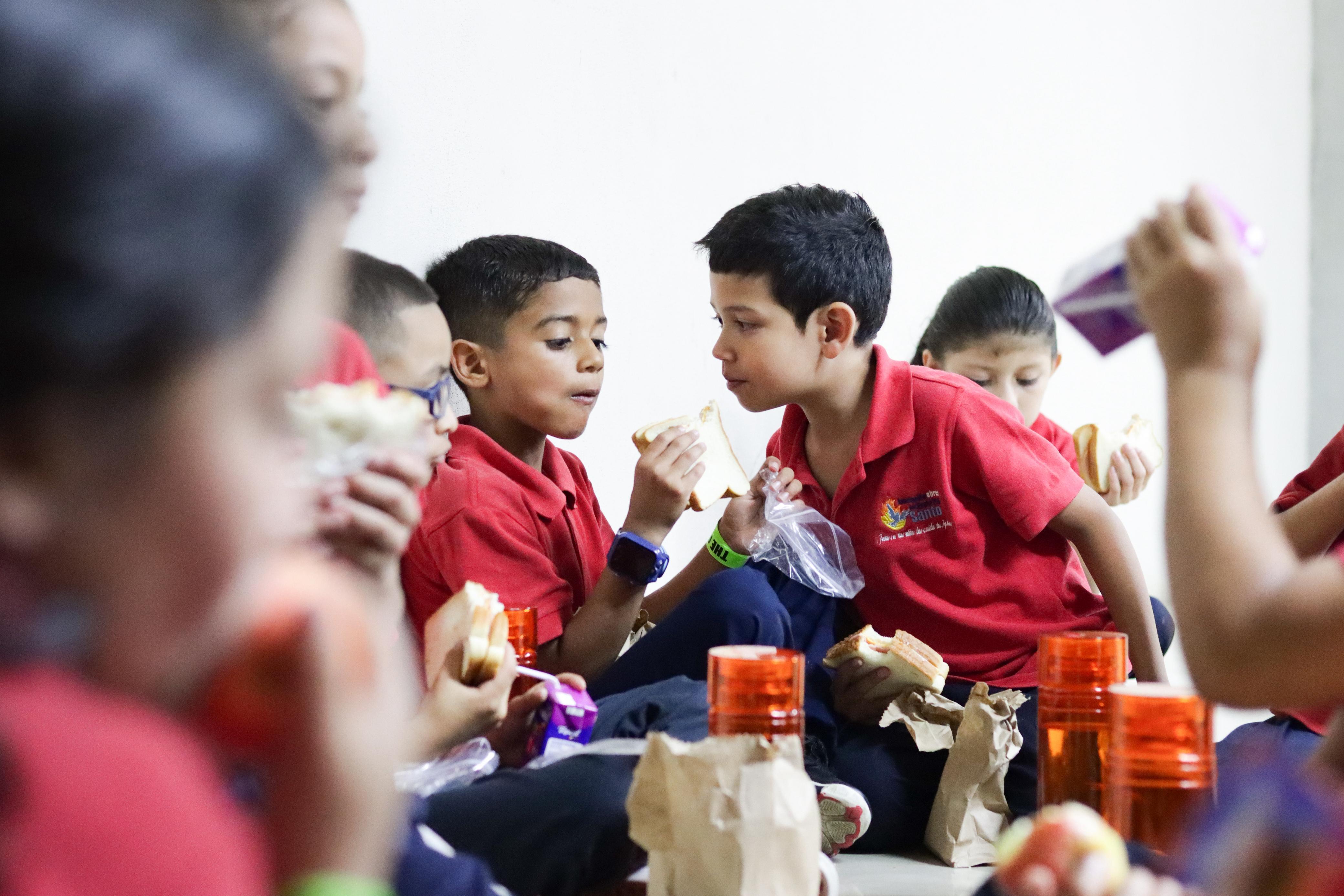 Jóvenes participantes compartiendo el almuerzo durante el programa en Costa Rica